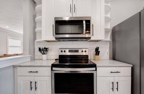 College Hill Maison | 2 Bed 1 Bath Property in College Hill with Garage!