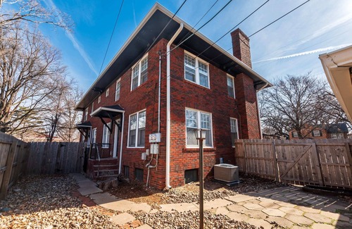 College Hill Maison | 2 Bed 1 Bath Property in College Hill with Garage!