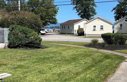 Gilford Copropriété | 2 Bed/1 Bath Saunders Bay Gilford with boat slip. Walk to Meadowbrook for a show