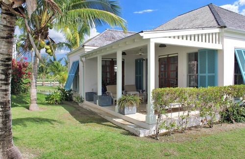 Schooner Bay Maison | 2 Bed 2 Bath Waterfront House located in Schooner Bay, Abaco