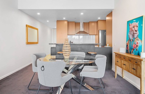 Port Melbourne Appartement | 2-Bed, 500m From The Beach with Pool, Gym & Sauna