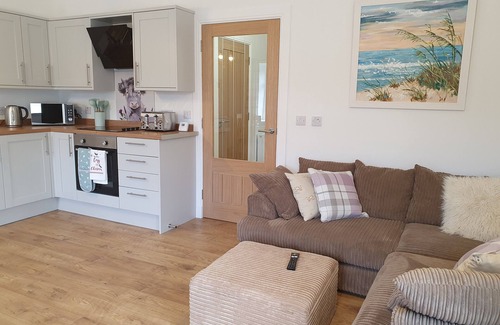 Cronberry Maison | Inviting 2-Bed Barn with hot tub near Muirkirk