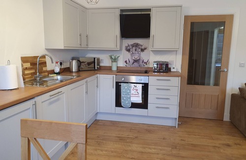 Cronberry Maison | Inviting 2-Bed Barn with hot tub near Muirkirk