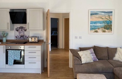 Cronberry Maison | Inviting 2-Bed Barn with hot tub near Muirkirk