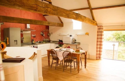 Usk Maison | 2 bed Barn, open living space , pet friendly, rural, with easy access from M4