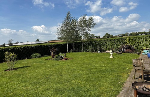 Cullompton Chalet De Ski | 2 Bed Chalet on working farm