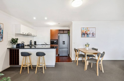 Brisbane Central Business District Appartement | 2-Bed City Abode with Swimming Pool, Gym & Views