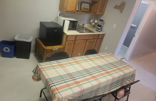 Cheektowaga Appartement | 2 Bed/Couch Lovely Lounge and Workspace
