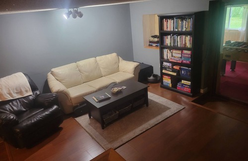 Cheektowaga Appartement | 2 Bed/Couch Lovely Lounge and Workspace