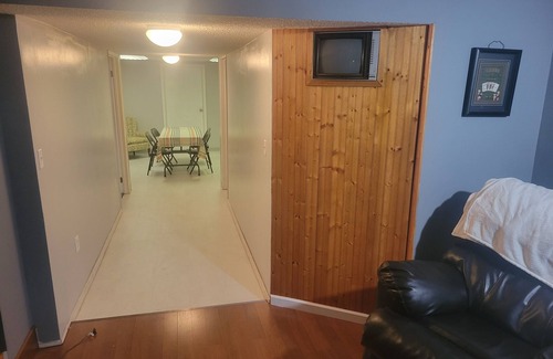 Cheektowaga Appartement | 2 Bed/Couch Lovely Lounge and Workspace