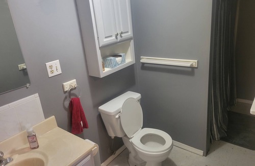 Cheektowaga Appartement | 2 Bed/Couch Lovely Lounge and Workspace