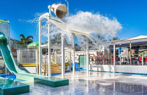 Mermaid Beach Appartement | 2-Bed Family Haven with Pools, BBQ & Playgrounds