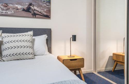 Mermaid Beach Appartement | 2-Bed Family Haven with Pools, BBQ & Playgrounds