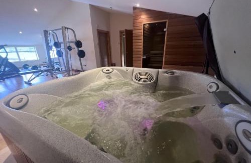 Motherwell Appartement | 2 Bed Flat - Sleeps 4 - Pets - Hot Tub - Gym