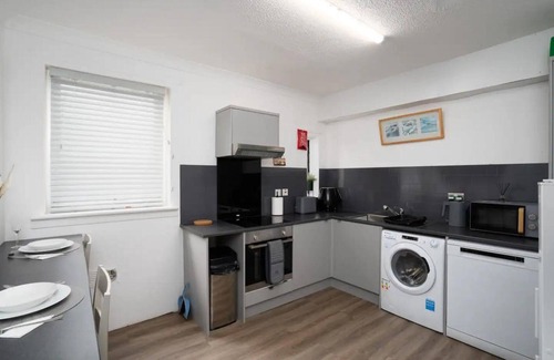 Wishaw Appartement | 2-bed Flat, Wishaw, Free Parking, Family-friendly