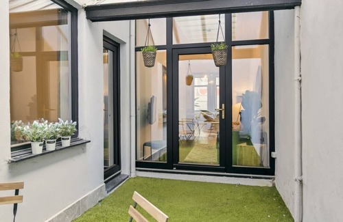 Harmonie Appartement | 2-Bed Haven with Patio in Antwerp + Free parking