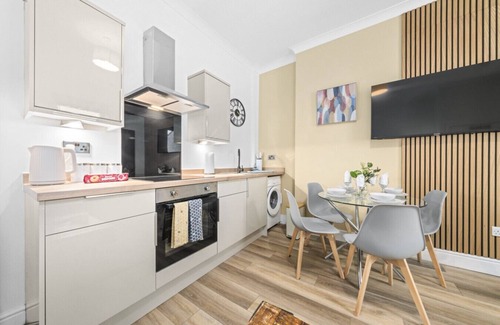 Levenmouth Maison | 2 Bed Home with Parking Sleeps 4