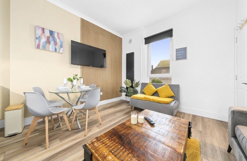 Levenmouth Maison | 2 Bed Home with Parking Sleeps 4