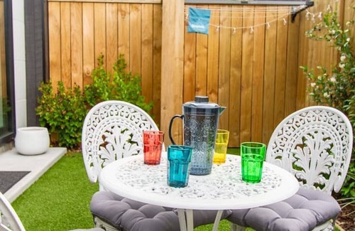 Christchurch City Centre Maison | 2-Bed Oasis with a King Bed and Green Accents