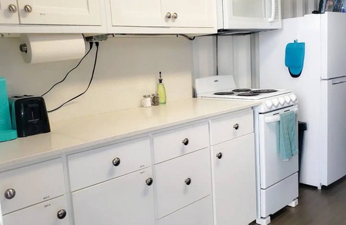 Estrella Cottage | 2-Bed Shipping Container w/High-Speed Internet"