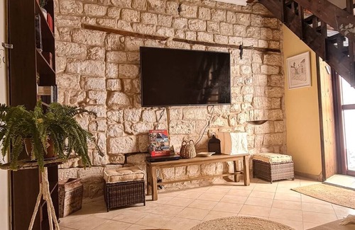 Safed Old City Maison | 2 Bed Suite in the Old City and Commercial District. 2 Balconies, Meiron Scenery