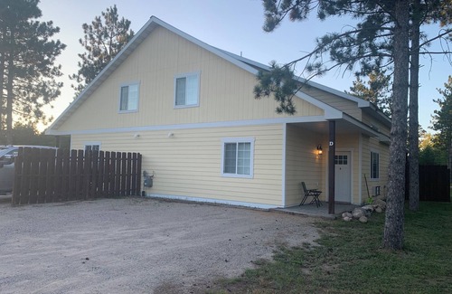 Bemidji Maison | 2-bed townhome, Cal King Bed, Desk area, Quiet, Excellent WiFi and AC