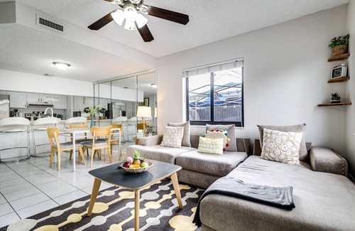 Coral Terrace Maison | 2 Bed2 Bath House with Backyard Jacuzzi