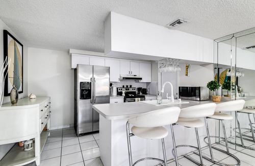 Coral Terrace Maison | 2 Bed2 Bath House with Backyard Jacuzzi