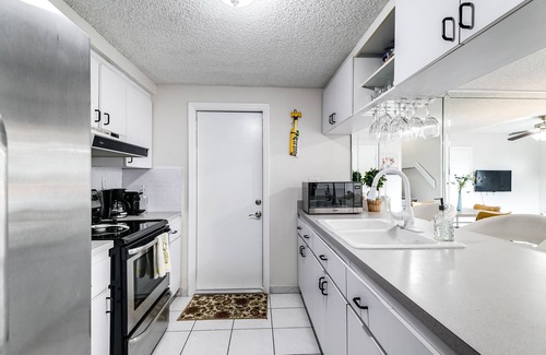 Coral Terrace Maison | 2 Bed2 Bath House with Backyard Jacuzzi