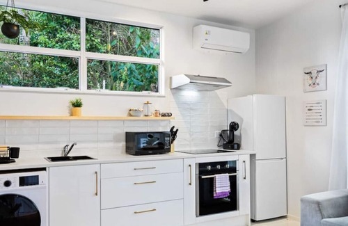 Titirangi Maison | 2 bedroom | 1 bathroom | Tranquil Bush setting