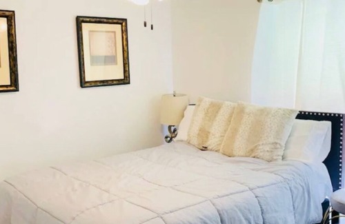 Hitchcock Maison | 2 Bedroom 1 Bathroom Vaction Townhome