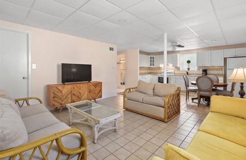 Edgewater Acres Maison | 2 bedroom 1 bathroom!!!! Lower level of the Duplex on canal