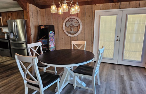 Henderson County Maison | 2 bedroom 2 bath Waterfront Lake Palestine Home, Boathouse, and Firepit
