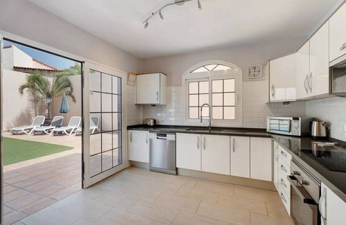 San Miguel de Abona Villa | Villa de 2 chambres et 2 salles de bains avec piscine chauffée et télévision britannique et Internet Wifi gratuit
