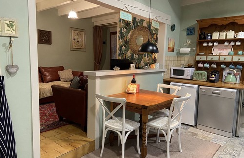Le Vigeant Cottage | Gîte de vacances avec 2 chambres et 2 salles de bains avec piscine privée