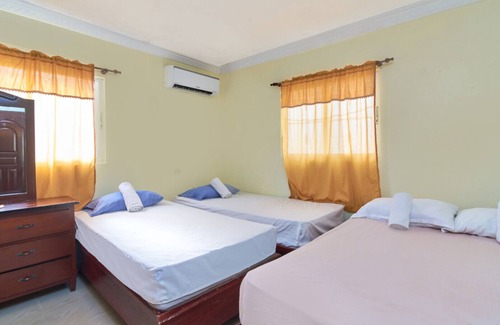 Corales del Sur Hôtel | Appartement d'une chambre amélioré avec balcon cuisine complète à Santo Domingo Este - Grande terrasse d'appartement 2B / 2B, vue sur la ville à Santo Domingo Este