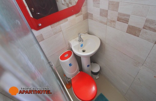 Corales del Sur Hôtel | Appartement d'une chambre amélioré avec balcon cuisine complète à Santo Domingo Este - Grande terrasse d'appartement 2B / 2B, vue sur la ville à Santo Domingo Este