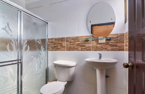 Corales del Sur Hôtel | Appartement d'une chambre amélioré avec balcon cuisine complète à Santo Domingo Este - Grande terrasse d'appartement 2B / 2B, vue sur la ville à Santo Domingo Este