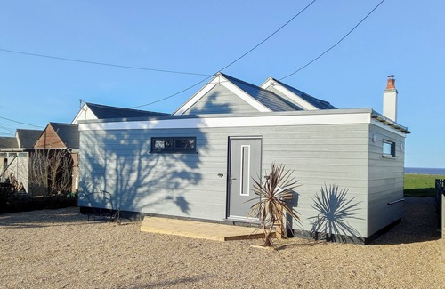 Bacton Cottage | Enjoy magnificent sea views, just a short walk from long sandy beaches and restaurants.