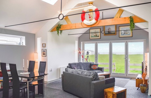 Bacton Cottage | Enjoy magnificent sea views, just a short walk from long sandy beaches and restaurants.