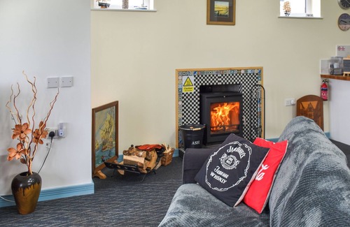 Bacton Cottage | Enjoy magnificent sea views, just a short walk from long sandy beaches and restaurants.