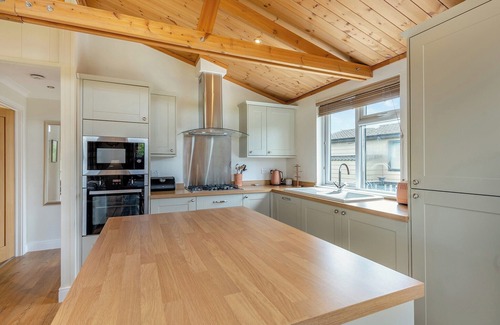 Westmarsh Chalet De Ski | 2 bedroom accommodation in Monkton, Nr Ramsgate