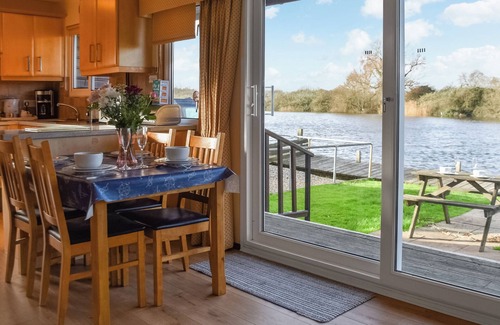 Brundall Cottage | Fantastic waterside setting, ideal for river fishing and enjoying the stunning riverside views.