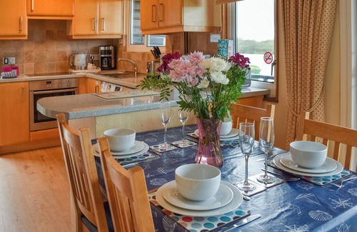 Brundall Cottage | Fantastic waterside setting, ideal for river fishing and enjoying the stunning riverside views.