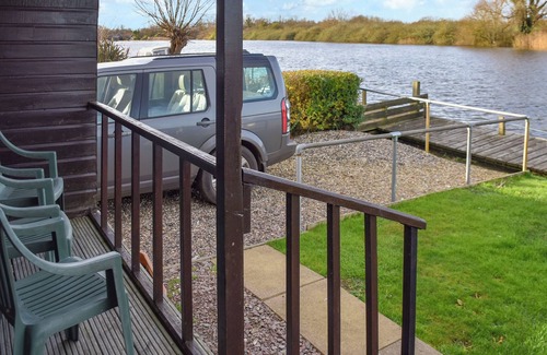Brundall Cottage | Fantastic waterside setting, ideal for river fishing and enjoying the stunning riverside views.