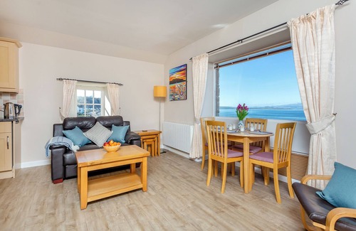 Cromarty Appartement | Harbour View is located in the village of Cromarty, with spectacular uninterrupted sea view.