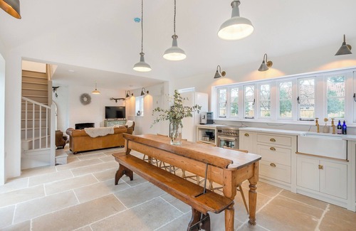 Sleaford Cottage | Nestled in Howell, this opulent cottage seamlessly blends rural tranquility with modern indulgence.