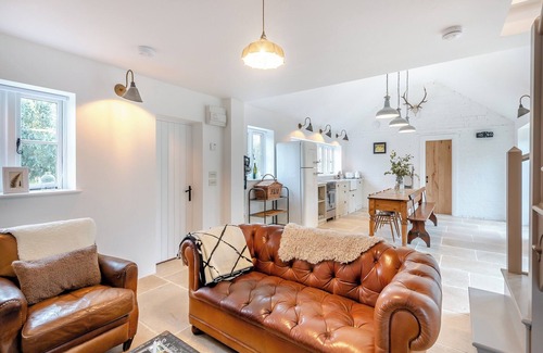 Sleaford Cottage | Nestled in Howell, this opulent cottage seamlessly blends rural tranquility with modern indulgence.