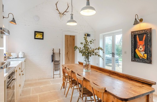 Sleaford Cottage | Nestled in Howell, this opulent cottage seamlessly blends rural tranquility with modern indulgence.