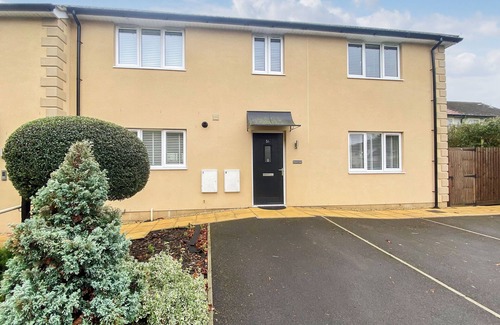 Corsham Cottage | Peacock Court is the perfect base for exploring The Cotswolds and Wiltshire countryside.